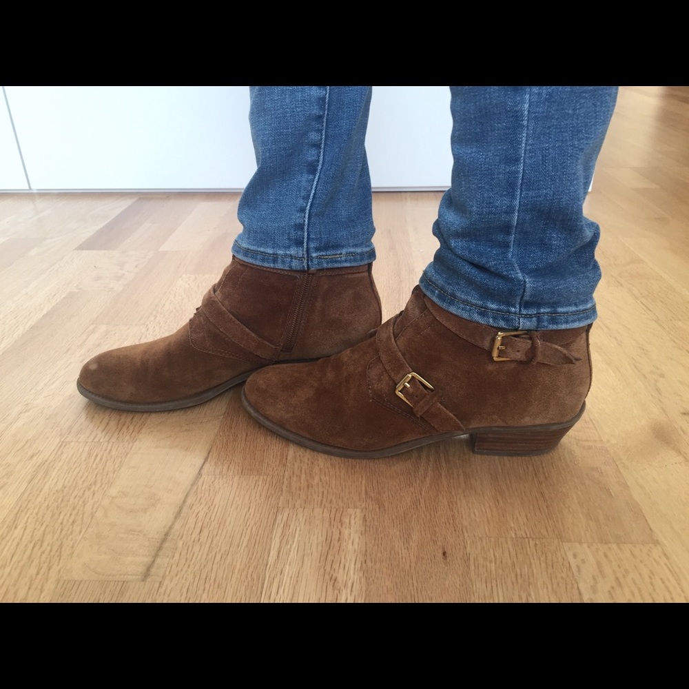 Ankle suede booties